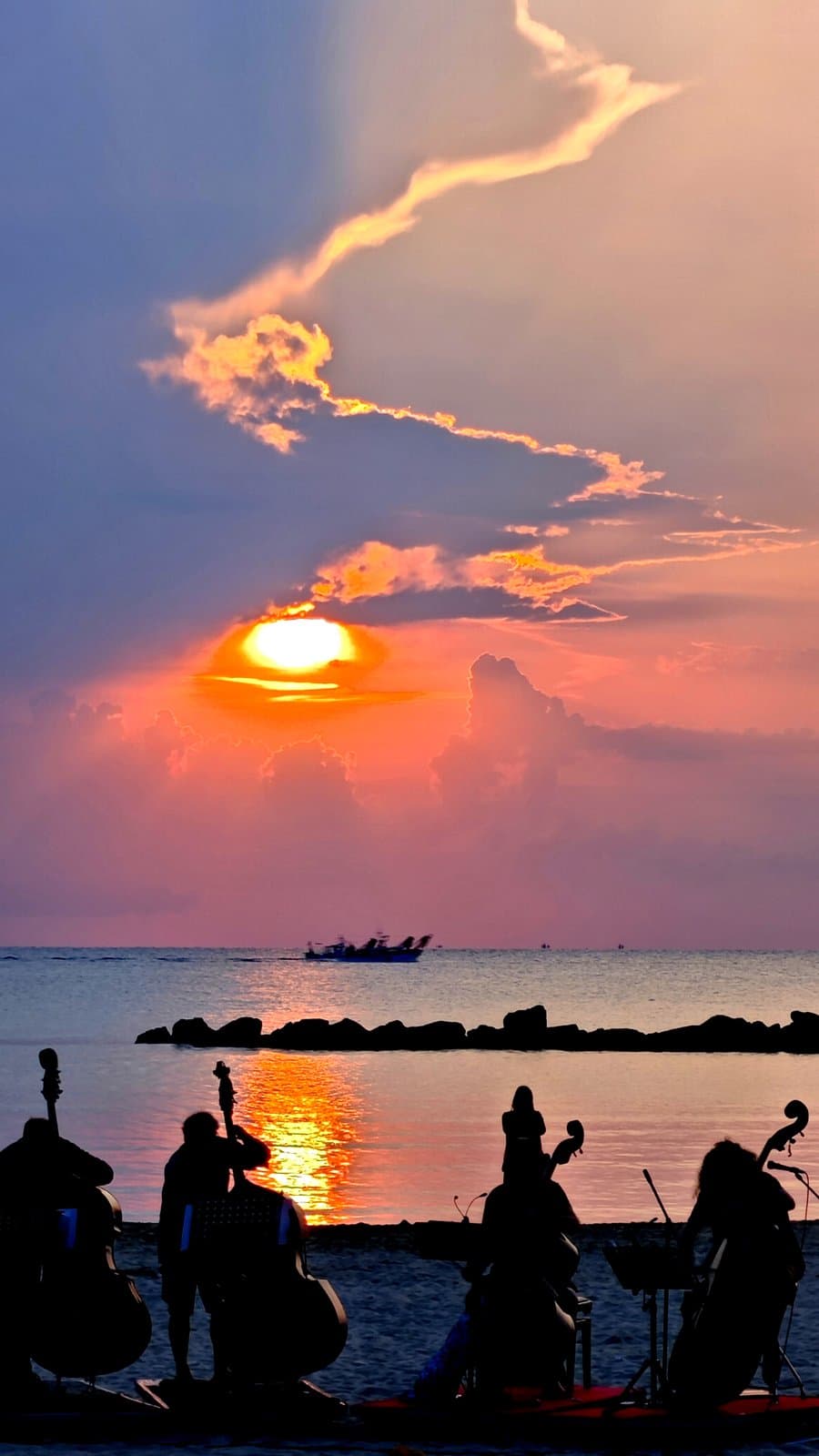Il concerto all'alba sulla spiaggia di Grottammare: il sole sorge sul mare dietro i musicisti